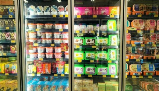 Freezer del supermercato pieni di vaschette gelato e gelati confezionati di vario tipo