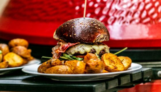 Gustoso hamburger con bacon e patate al forno