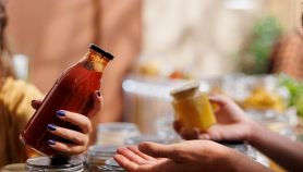 Mani reggono bottiglie di sugo differenti