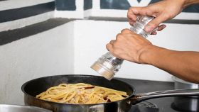Mantecatura spaghetti in padella con aggiunta del pepe