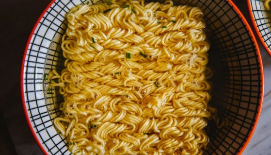 Un piatto di noodles in brodo