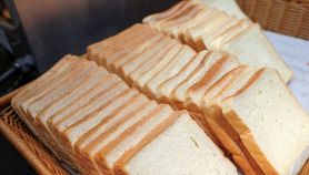 Fette di pane bianco nel cestino del pane su un tavolo