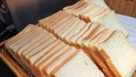 Fette di pane bianco nel cestino del pane su un tavolo