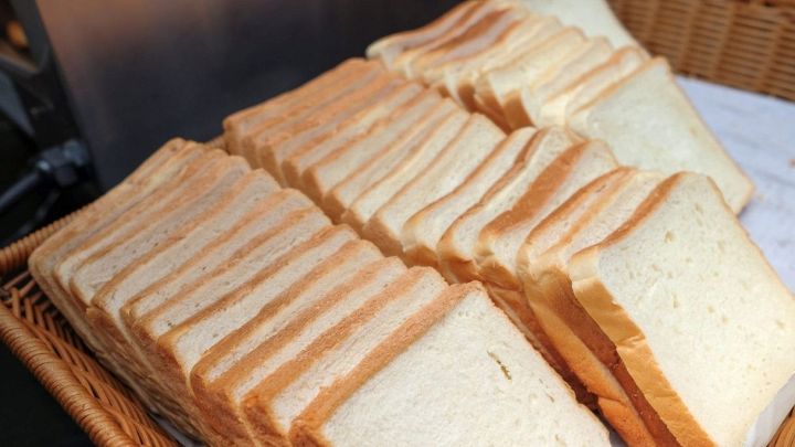 Fette di pane bianco nel cestino del pane su un tavolo