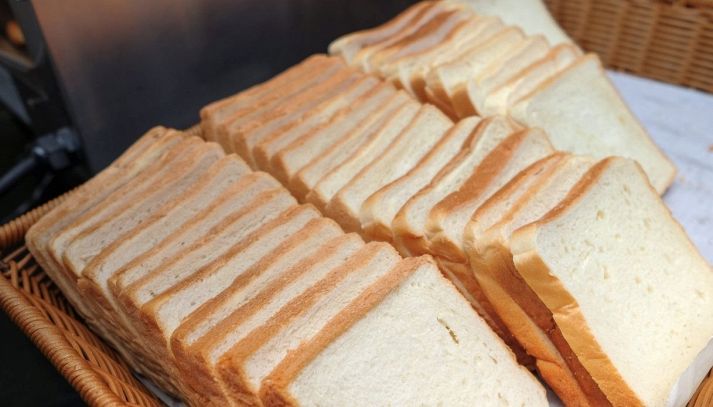 Fette di pane bianco nel cestino del pane su un tavolo