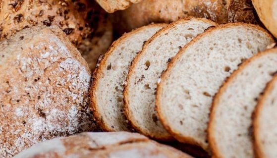 Fette di pane gluten free nel paniere