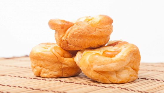 Pane nuvola su ripiano di legno