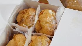 Panini nuvola in una scatola di cartone su sfondo bianco