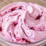 Ciliegie incorporate nella panna