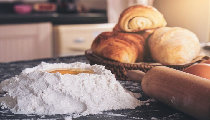 Pasta cruda per pane con ingredienti su sfondo nero