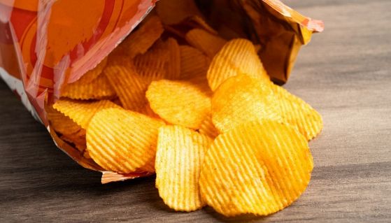 Patatine fritte in busta aperta sul tavolo