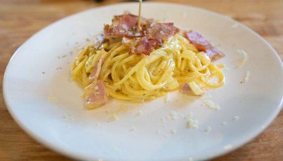 Piatto di carbonara con pancetta e uovo