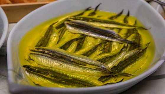 Piatto di ceramica con invitanti alici sott'olio