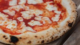Una pizza napoletana margherita appena sforrnata