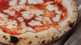 Una pizza napoletana margherita appena sforrnata