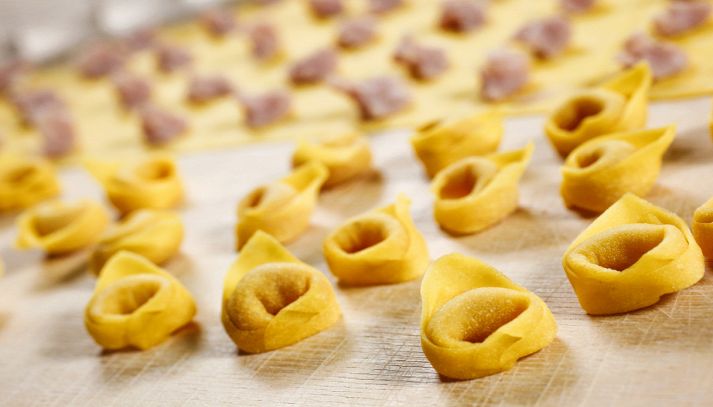 Produzione artigianale dei tortellini all'interno di un pastificio