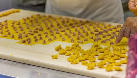 Produzione di tortellini artigianali fatti a mano
