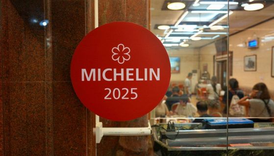 Stemma indicante la Stella Michelin 2025 posto fuori da un ristorante