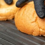Taglio del pan brioche