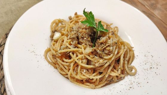 Spaghetti con acciughe e mollica del pane