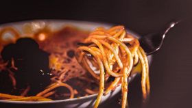 Piatto di spaghetti con salsa e una forchettata pronta da mangiare