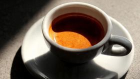 Tazzina di caffè con giochi di luce e ombre
