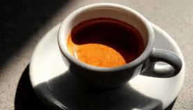Tazzina di caffè con giochi di luce e ombre