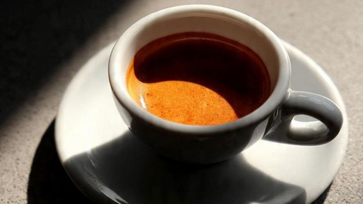 Tazzina di caffè con giochi di luce e ombre