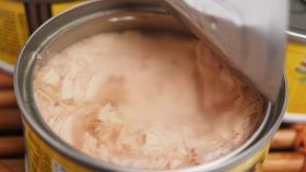 Tonno all'olio d'oliva in scatola aperta e pronto da mangiare