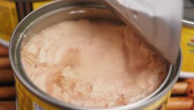 Tonno all'olio d'oliva in scatola aperta e pronto da mangiare