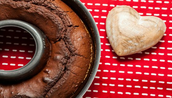 Torta al cioccolato appena sfornata