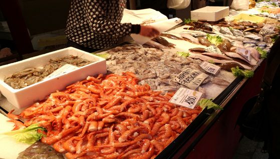Vendita di frutti di mare al mercato del pesce