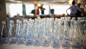 Scorte di acqua in bottiglia agli eventi