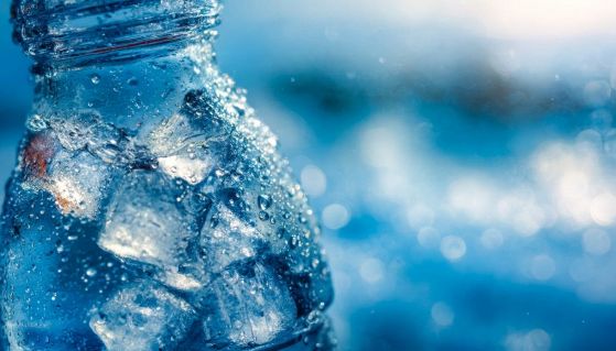Una bottiglietta di acqua ghiacciata con effetto condensa