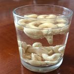 Anacardi in ammollo in un bicchiere d’acqua