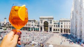 Un bicchiere di spritz vista Duomo di Milano