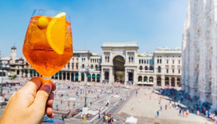 Un bicchiere di spritz vista Duomo di Milano