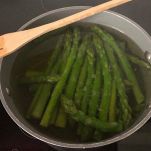 Asparagi in cottura nella pentola con acqua