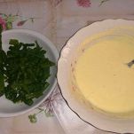 Piatto con asparagi lessi e ciotola con crema di uova e formaggi