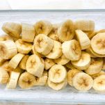 Contenitore con banane tagliate a fettine