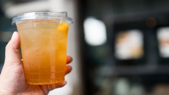 Bicchiere di plastica con tè freddo alla pesca