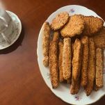 Vassoio con biscotti appena sfornati