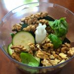 Zucchine, noci e basilico nel tritatutto