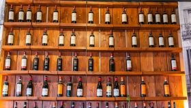 Bottiglie di vino di differenti etichette in esposizione in enoteca