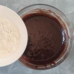 Unire la farina nel composto al cioccolato