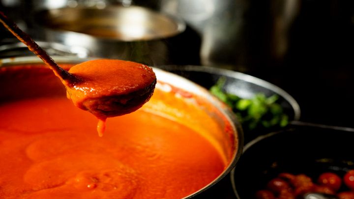 Passata di pomodoro nella pentola