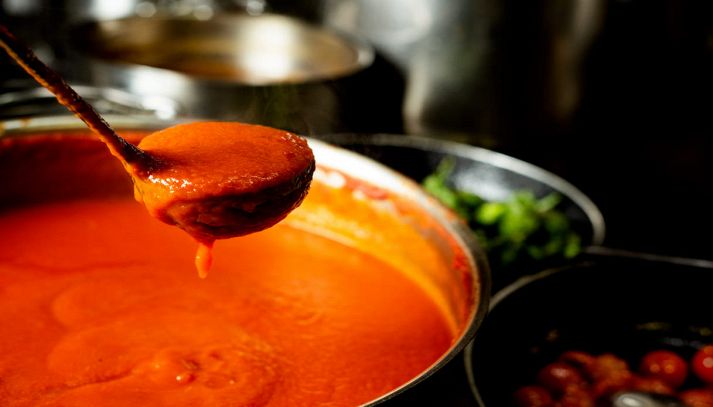 Passata di pomodoro nella pentola
