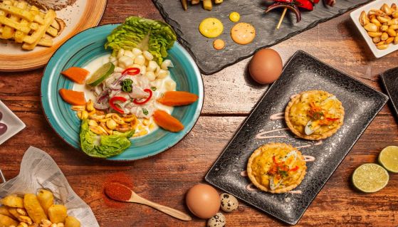 Ceviche di chalaco, tipico piatto peruviano, con pesce, patata dolce e mais