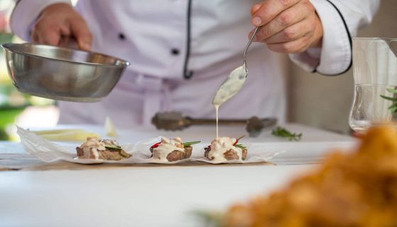 Piatto gourmet preparato dallo chef