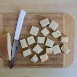 Pane tagliato a cubetti